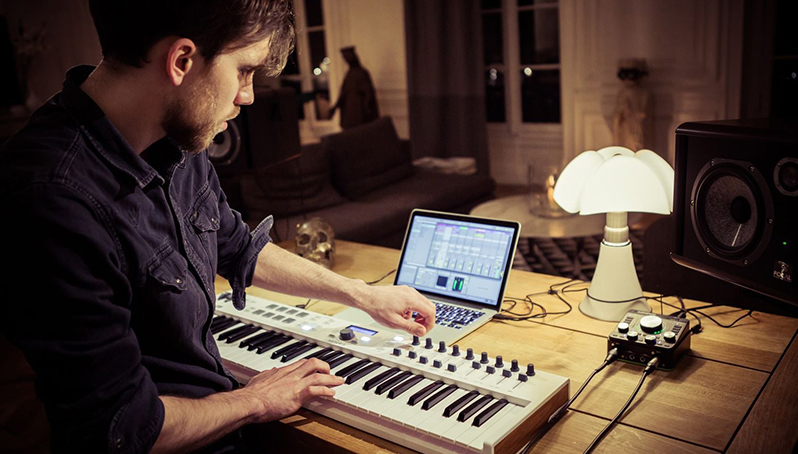 Arturia KeyLab Essential 49 میدی کنترلر